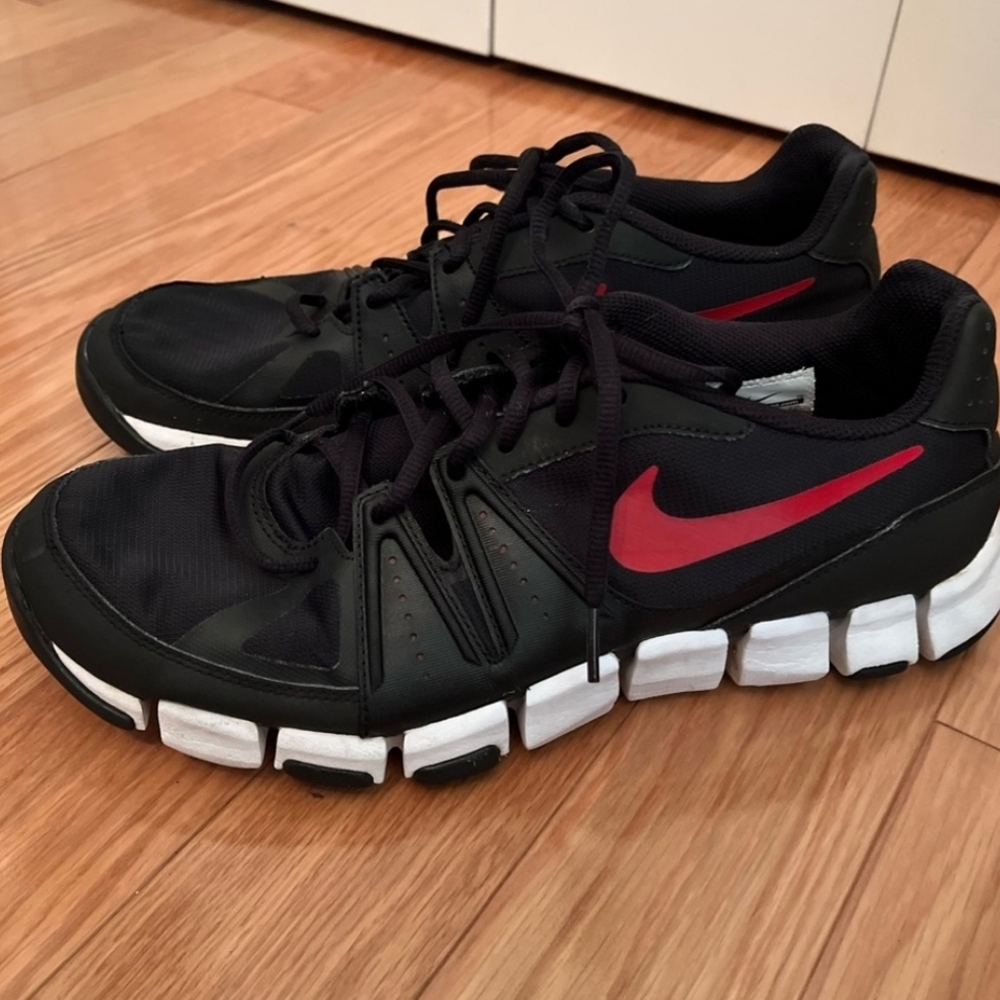 Nike Men's Black and Red Athletic Shoes